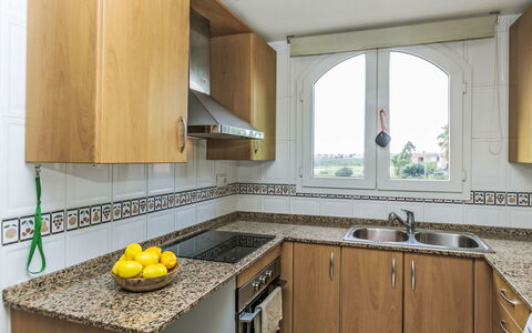 Rodoreda: Cabinetry, Comptoir, Evier, Évier, Robinet, Propriété, Fenêtre, Bâtiment, Cuisine, Luminaire Plomberie