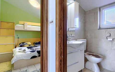 Buneta: Propriété, Armoire De Toilette, Évier, Luminaire Plomberie, Miroir, Salle De Bains, Bâtiment, Robinet, Lavabo, Bois