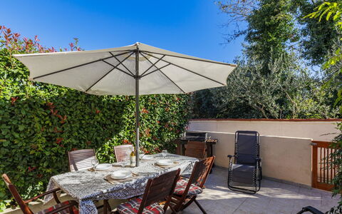 Buneta: Propriété, Meubles, Table, Ciel, Plante, Chaise, Ombre, Tableau De Plein Air, Mobilier De Jardin, Éclairage