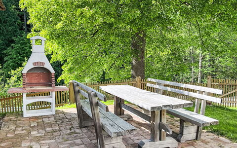 Fala 100: Table, Meubles, Canapé, Fenêtre, Bois, Cadre, Design Intérieur, Salon, Sol, Bâtiment