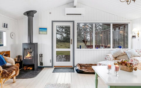 Sannie - 500M from the Sea: Domicile, Plafond, Chalet, Salon, Parquet, Luminaire, Dur, Cadre, Chaise