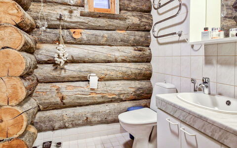 Villa Rokova: Bois, Sol, Luminaire Plomberie, Sol, Siège De Toilette, Plomberie, Pièce, Tache De Bois, Salle De Bains, Toilette