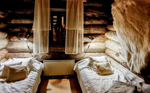 Villa Rokova: Lit, Chambre, Drap De Lit, Meubles, Literie, Bois, Design Intérieur, Linge, Pièce, Sol