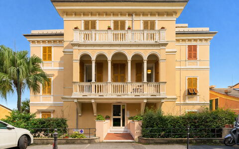 Casa con Accesso Privato al Mare, Parcheggio, Bogl: Jour, Bâtiment, Mur, Fenêtre, Façade, Zone Résidentielle, Domicile, Architecture, Maison, Balcon