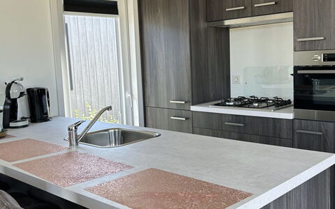 Noordzee Deluxe 32: Cabinetry, Comptoir, Evier, Évier, Bois, Cuisine, Design Intérieur, Sol, Sol, Tache De Bois