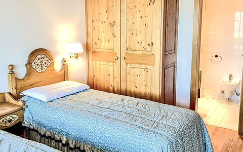 Les Renardeaux 5: Bâtiment, Meubles, Confort, Cabinetry, Bleu Azur, Cadre De Lit, Bois, Textile, Éclairage, Design Intérieur