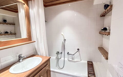 Les Renardeaux 5: Miroir, Robinet, Luminaire Plomberie, Évier, Lavabo, Propriété, Armoire De Toilette, Blanc, Salle De Bains, Design Intérieur