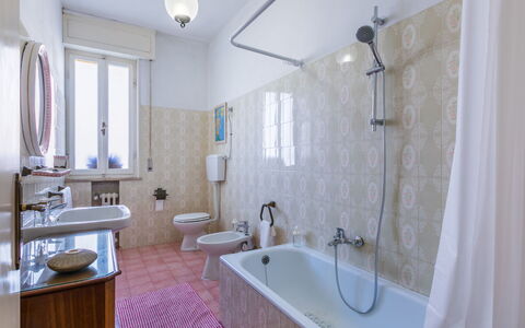 Artista: Luminaire Plomberie, Robinet, Baignoire, Évier, Propriété, Bâtiment, Salle De Bains, Éclairage, Violet