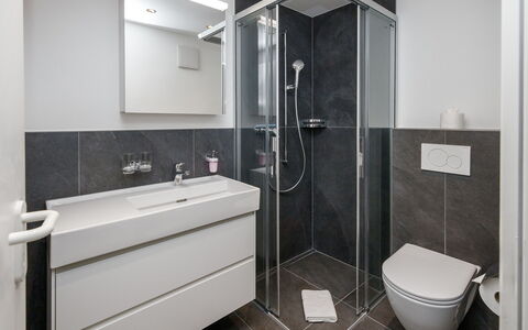 Heidi: Luminaire Plomberie, Salle De Bains, Sol, Lavabo, Sol, Évier, Design Intérieur, Robinet, Plomberie, Armoire De Toilette