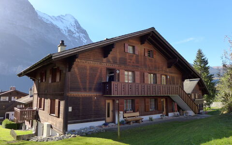 Heidi: Ciel, Plante, Bâtiment, Fenêtre, Montagne, Arbre, Maison, Bois, Lot Terre, Paysage Naturel