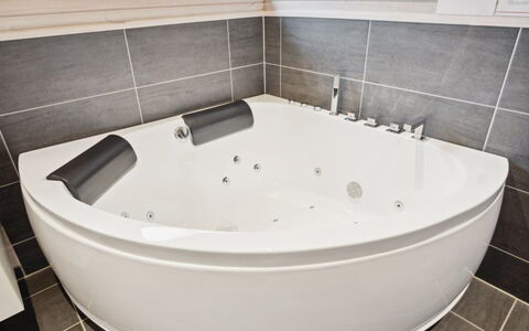 Ehmi - 750M from the Sea: Baignoire, Luminaire Plomberie, Plomberie, Composite, Salle De Bains, Jacuzzi, Conception, Robinet