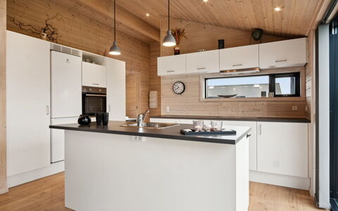 Ehmi - 750M from the Sea: Cuisine, Comptoir, Design Intérieur, Sol, Meubles, Bois, Plafond, Appareil De Cuisine, Cabinetry, Luminaire