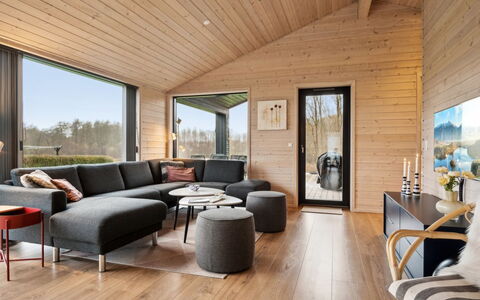 Ehmi - 750M from the Sea: Bois, Domicile, Chalet, Salon, Dur, Tache De Bois, Planche, Siding, Parquet
