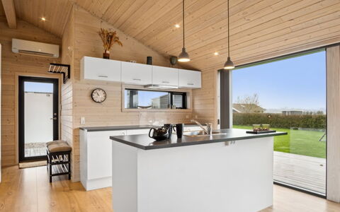 Ehmi - 750M from the Sea: Cuisine, Comptoir, Bois, Plafond, Sol, Design Intérieur, Meubles, Appareil De Cuisine, Sol, Table Cuisine Et Salle A Manger