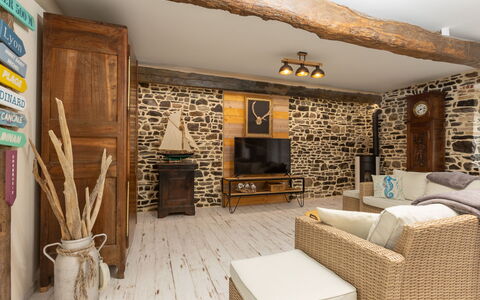 Tiegezh: Propriété, Meubles, Bois, Design Intérieur, Architecture, Sol, Chaise, Sol, Table, Dur