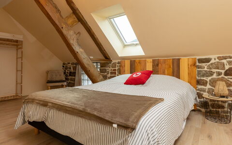 Tiegezh: Bâtiment, Propriété, Meubles, Confort, Bois, Maison, Textile, Cadre De Lit, Ombre, Sol