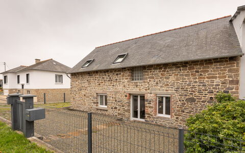 Tiegezh: Ciel, Bâtiment, Plante, Propriété, Fenêtre, Maison, Lot Terre, Bois, Brique, Chalet