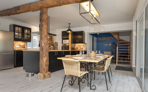 Tiegezh: Table, Meubles, Chaise, Bois, Éclairage, Design Intérieur, Sol, Cuisine, Sol, Faisceau