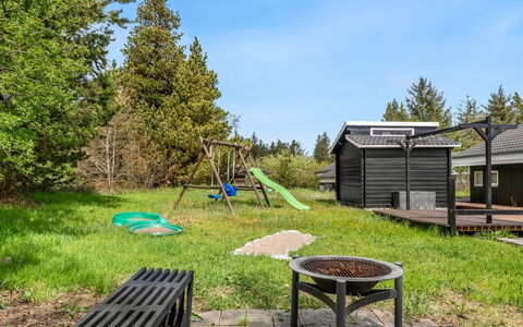 Elvin - 2Km from the Sea: Herbe, Lot Terre, Jardin, Chalet, Pelouse, Arrière-Cour, Ombre, Batiments Jardin, Cour, Aménagement Paysager