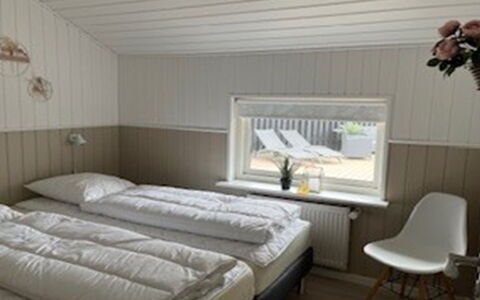 Elvin - 2Km from the Sea: Bois, Chambre, Design Intérieur, Literie, Lit, Drap De Lit, Plafond, Sol, Meubles, Cadre De Lit