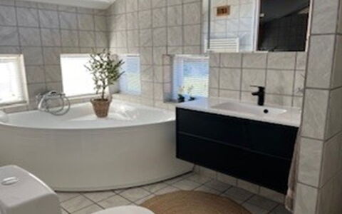 Elvin - 2Km from the Sea: Luminaire Plomberie, Sol, Design Intérieur, Salle De Bains, Sol, Toilette, Plomberie, Tuile, Évier, Robinet