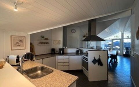Elvin - 2Km from the Sea: Sol, Plafond, Design Intérieur, Bois, Sol, Meubles, Luminaire, Domicile, Comptoir, Cuisine