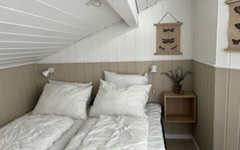 Elvin - 2Km from the Sea: Bois, Chambre, Design Intérieur, Sol, Sol, Lit, Meubles, Literie, Drap De Lit, Plafond
