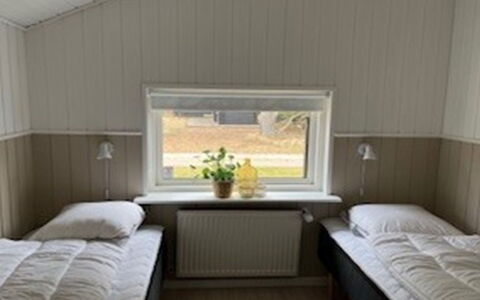 Elvin - 2Km from the Sea: Chambre, Sol, Lit, Design Intérieur, Literie, Cadre De Lit, Drap De Lit, Plafond, Tache De Bois, Dur