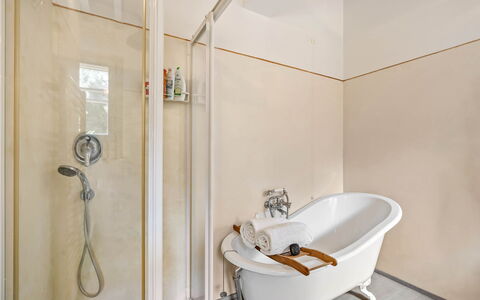 Casale Rosa: Salle De Bains, Luminaire Plomberie, Design Intérieur, Sol, Sol, Plomberie, Robinet, Éclairage, Pièce, Baignoire