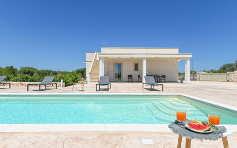 Villa Normanni: Ciel, Propriété, L'Eau, Bleu Azur, Ombre, Loisir, Rectangle, Herbe, Arbre, Immobilier