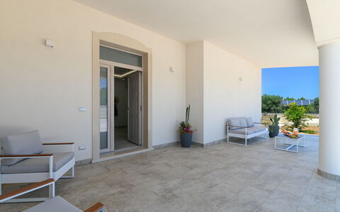 Villa Normanni: Plante, Plante D'Appartement, Bâtiment, Bois, Sol, Sol, Ombre, Porte, Dur