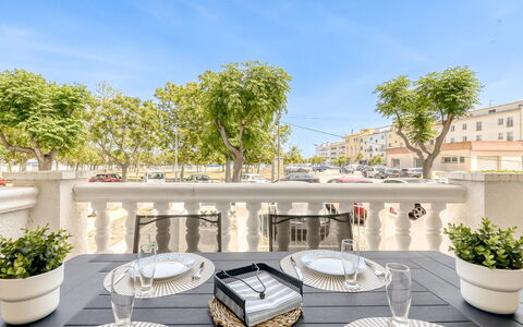 Port Mistral: Meubles, Table, Ciel, Chaise, Bois, Design Intérieur, Arbre, Sol, Ombre, Bâtiment