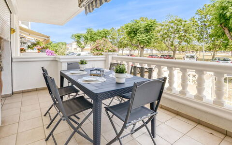 Port Mistral: Meubles, Table, Ciel, Chaise, Bois, Design Intérieur, Arbre, Sol, Ombre, Bâtiment