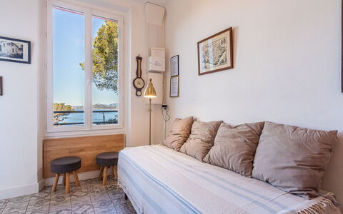 Le Provençal: Meubles, Design Intérieur, Bois, Sol, Sol, Appartement, Pièce, Chambre, Lit, Throw Pillow