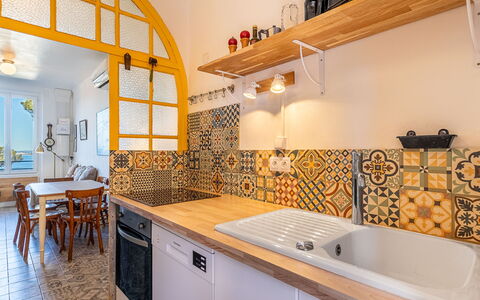 Le Provençal: Sol, Design Intérieur, Sol, Cuisine, Comptoir, Plafond, Tuile, Pièce, Robinet, Luminaire Plomberie