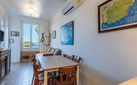 Le Provençal: Meubles, Sol, Sol, Table Cuisine Et Salle A Manger, Appartement, Salle À Manger, Pièce, Chaise, Dur, Tache De Bois