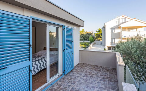 Victoria: Bâtiment, Propriété, Ciel, Plante, Fenêtre, Bleu, Porte, Ombre, Éclairage