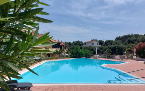 Residence Gli Ulivi: L'Eau, Ciel, Nuage, Propriété, Plante, Piscine, Bleu Azur, Arbre, Plan D'Eau, Arecales