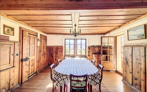 Sergnoud: Propriété, Meubles, Cabinetry, Table, Bois, Rectangle, Design Intérieur, Éclairage, Fenêtre, Sol