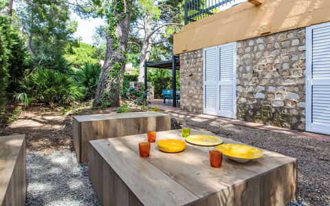 Platja Calafato: Bâtiment, Plante, Meubles, Table, Chaise, Fenêtre, Ombre, Arbre, Orange, Mobilier De Jardin