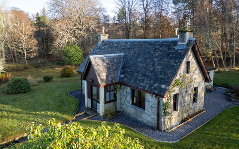 Rose Cottage: Bâtiment, Plante, Meubles, Table, Chaise, Fenêtre, Ombre, Arbre, Orange, Mobilier De Jardin