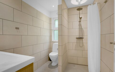 Rajna - 250M from the Sea: Sol, Salle De Bains, Mur, Sol, Toilette, Design Intérieur, Siège De Toilette, Luminaire Plomberie, Tuile, Plomberie