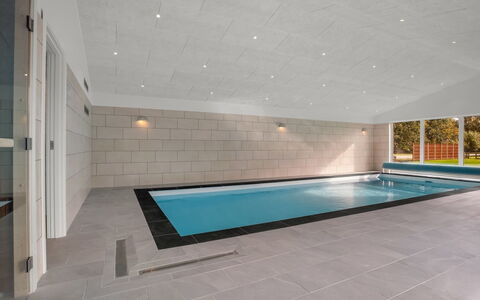 Rajna - 250M from the Sea: Sol, Plafond, Sol, Design Intérieur, Tuile, Matériau Naturel, Daylighting, Conception, Piscine