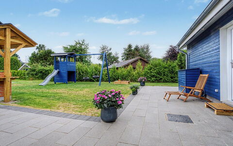 Rajna - 250M from the Sea: Bleu, Arbuste, Jardin, Ombre, Aménagement Paysager, Pelouse, Cour, Biens, Arrière-Cour, Eco Hôtel