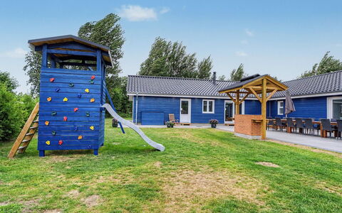 Rajna - 250M from the Sea: Bleu, Ombre, Chalet, Cour, Pelouse, Jardin, Aménagement Paysager, Arrière-Cour, Siding, Biens