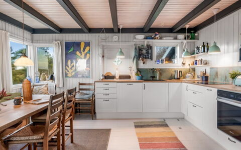 Sella - 600M from the Sea: Cuisine, Comptoir, Meubles, Sol, Design Intérieur, Bois, Appareil De Cuisine, Principaux Appliance, Plafond, Cabinetry