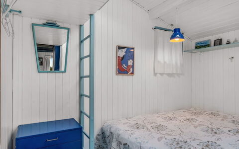 Sella - 600M from the Sea: Bois, Sol, Sol, Design Intérieur, Plafond, Chambre, Pièce, Lit, Drap De Lit, Linge
