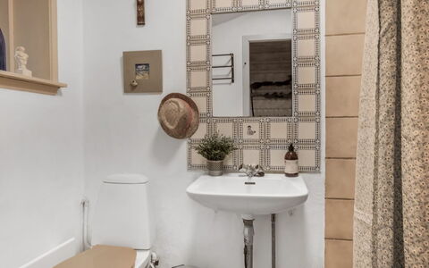 Sella - 600M from the Sea: Mur, Salle De Bains, Siège De Toilette, Design Intérieur, Sol, Luminaire Plomberie, Sol, Lavabo, Toilette, Pièce