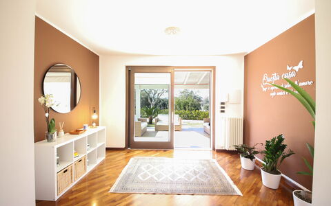Villa Don Sante In Locorotondo Puglia: Plante, Bâtiment, Miroir, Bois, Plante D'Appartement, Sol, Architecture, Design Intérieur, Sol