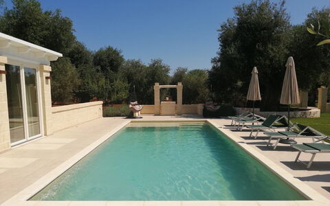 Villa Adriatica Near Ostuni Puglia: L'Eau, Ciel, Piscine, Plante, Ombre, Arbre, Chaise, Loisir, Herbe, Composite